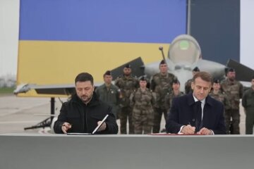 Volodymyr Zelensky, Emmanuel Macron