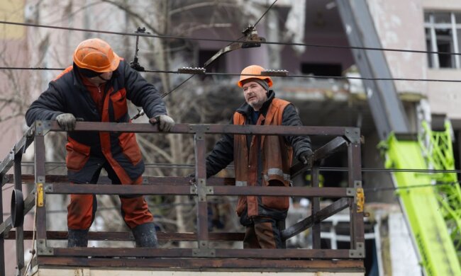 Repair crews worked to restore electricity, photo - Getty