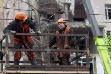 Repair crews worked to restore electricity, photo - Getty