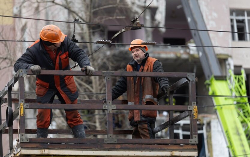 Repair crews worked to restore electricity, photo - Getty